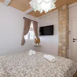 In Tatil Evi *
